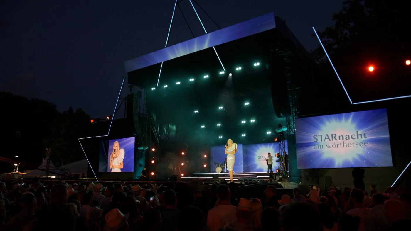 STARnacht am Wörthersee: stage at night with big screens alongside